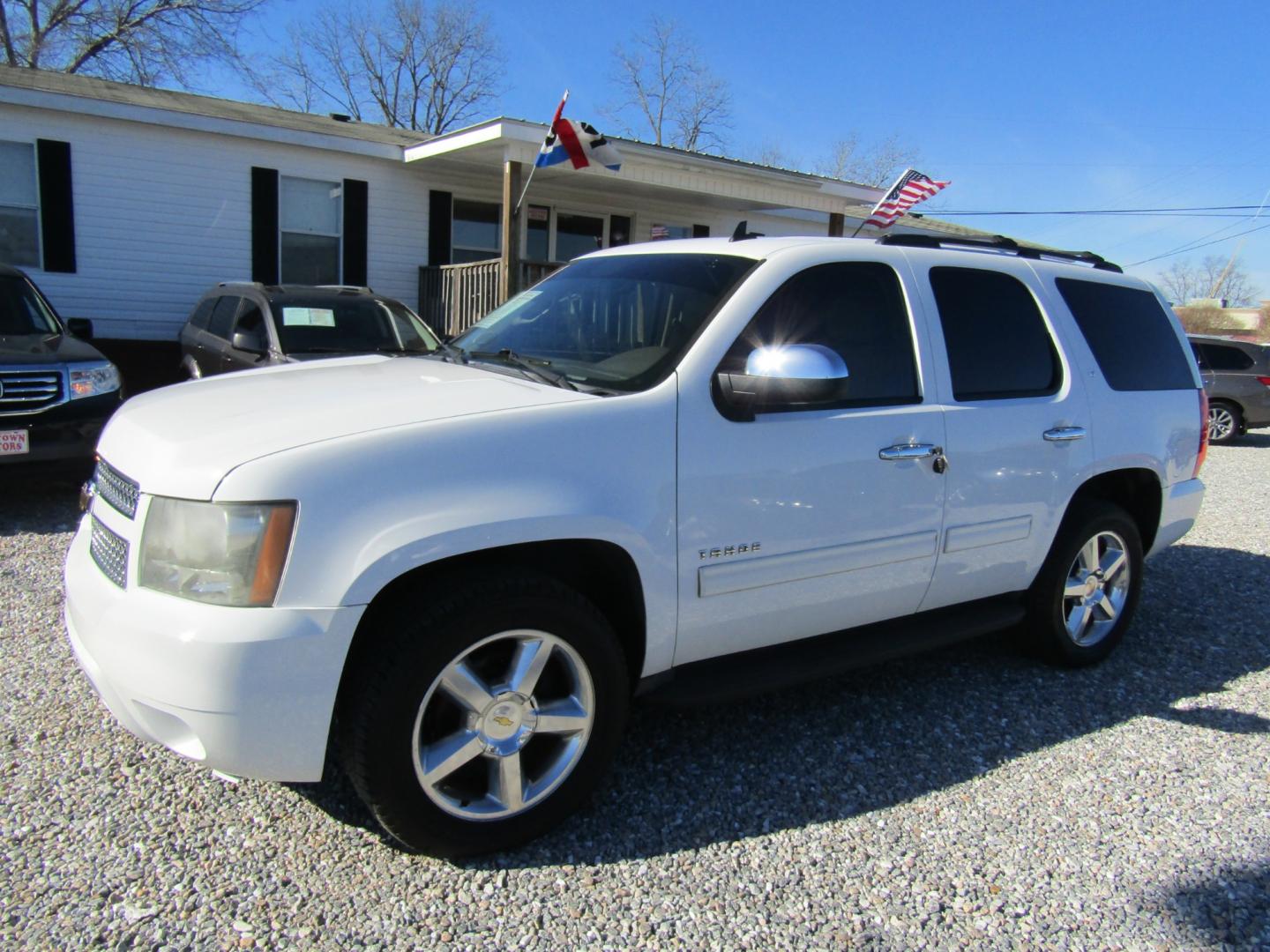 2011 White /Tan Chevrolet Tahoe LT 2WD (1GNSCBE05BR) with an 5.3L V8 OHV 16V FFV engine, Automatic transmission, located at 15016 S Hwy 231, Midland City, AL, 36350, (334) 983-3001, 31.306210, -85.495277 - Photo#2